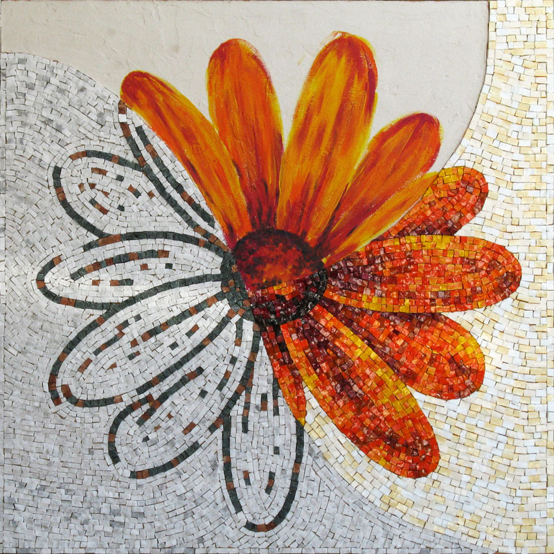 Mosik aus Smalten, Marmor und Acrylfarbe: eine große Blüte aufgeteilt in drei aus unterschiedlichen materialien gefertigten Abschnitte