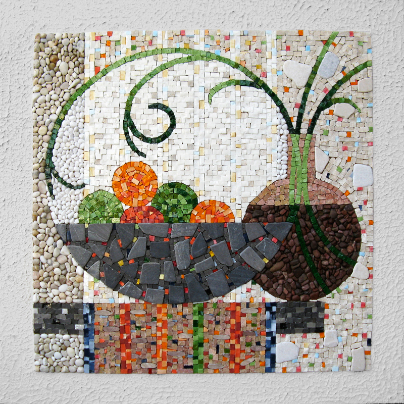 mit Kreisen und Rechtecken, streng grafisch, flächig gestaltests Mosaik: Schale mit Obst, danben Vase mit grünen Zweigen auf Tisch mit Läufer, Natrustein und Glas