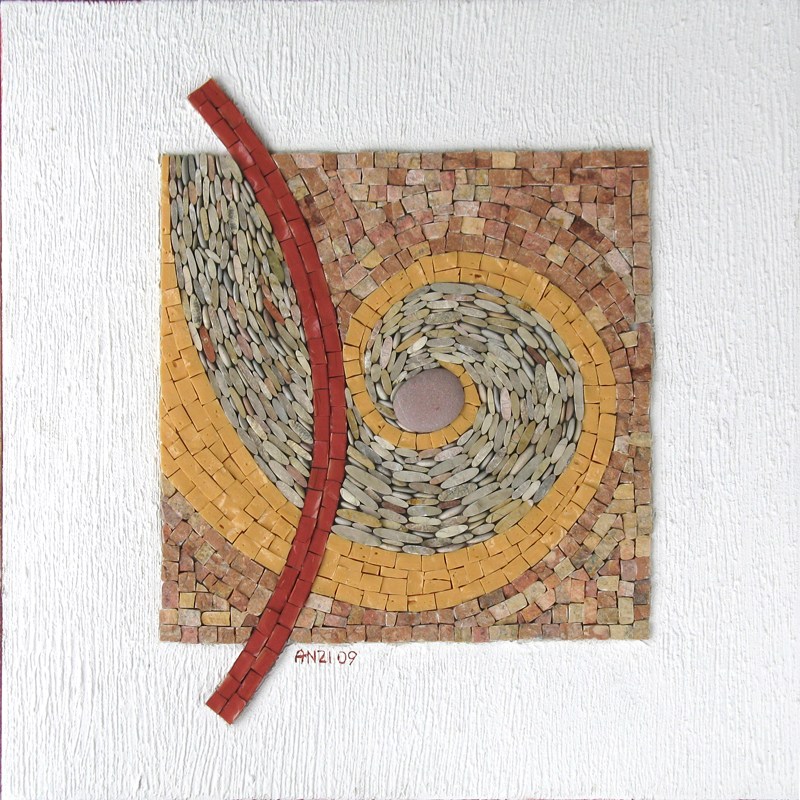 Mosaik auf Leinwand mit Marmor, Kieselsteinen und Smalten. Eine Spirale hält in der Mitte einen Stein, links quert ein Bogen von oben nach unten das Motiv