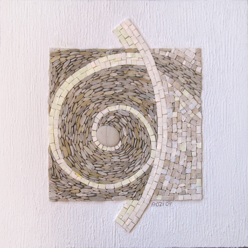 Mosaik auf Leinwand mit Marmor, Kieselsteinen und Smalten. Eine Spirale hält in der Mitte einen Stein,rechts quert ein nach außen gewölbter Bogen von oben nach unten das Motiv
