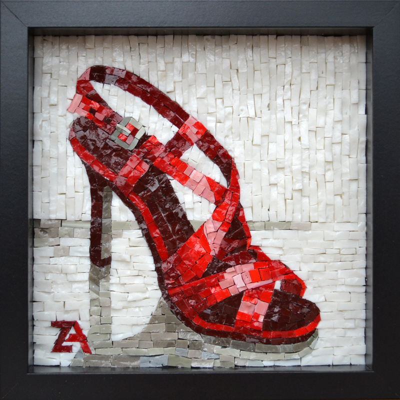 Mosaik aus Snalten, rote Sandale mit hohem Absatz auf hellem Hintergrund