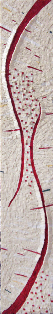 schmales Mosaik aus Smalten mit zwei roten einander gerade nicht berührenden geschwungenen Linien