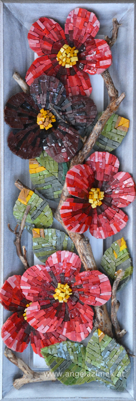 3-dimensionals Mosaik aus Smalten: 5 rote Blüten (eine dunkler) mit Blättern und Holzästen in grauem Rahmen