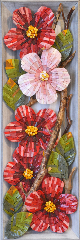 3-dimensionals Mosaik aus Smalten: 5 rote Blüten (eine rosa) mit Blättern und Holzästen in grauem Rahmen