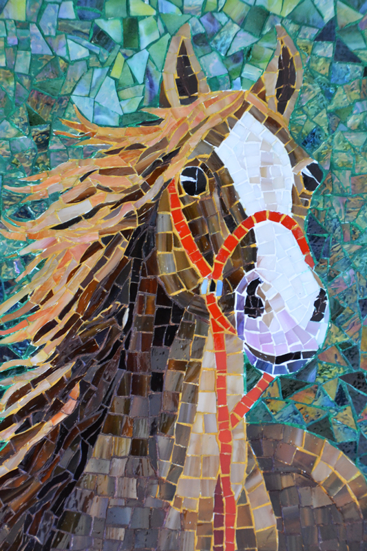 Mosaik aus Tiffanyglas, Pferdekopf mit wehender Mähne und rotem Halfter