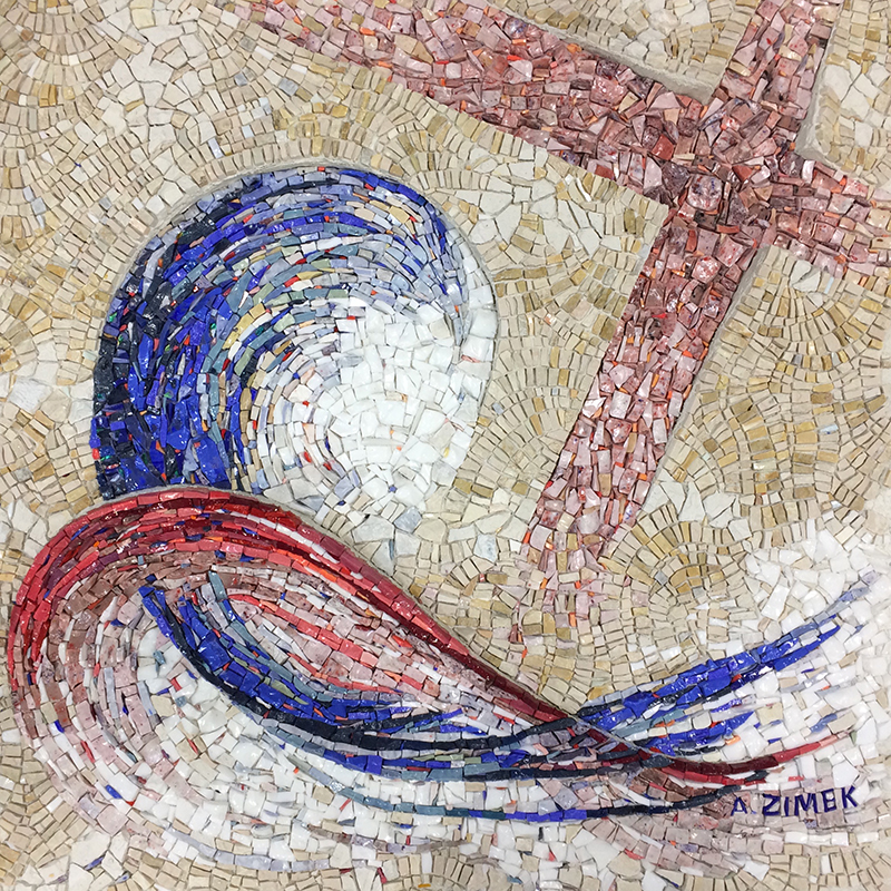 Mosaik aus Marmor und Smalten, ineinderliegende Bögen smbolisieren Jesus und Maria unter dem schrägen Kreuz. 3-dimensional.