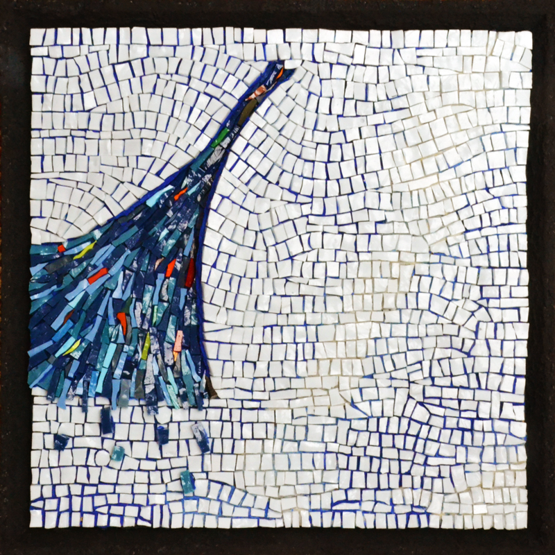 Mosaik aus Smalten, aus einer 3-dimensional aufbrechenden helleb Fläche quellen wie Wasser blaue Smalten