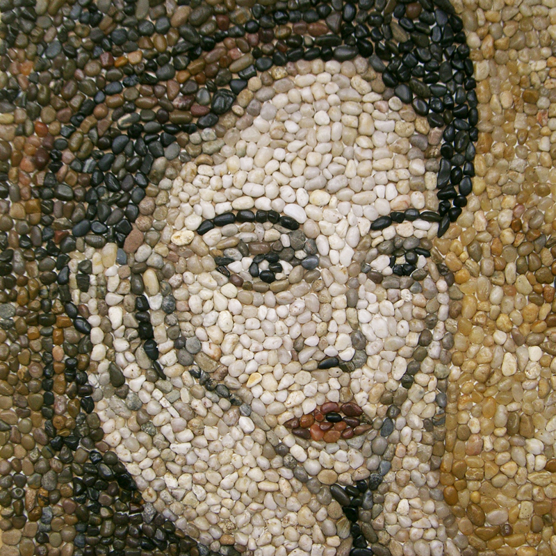 Mosaik aus Kieselsteinen, in Händen aufgestützer Frauenkopf