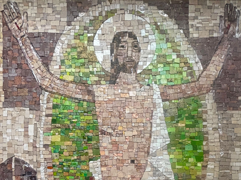 Obere Hälfte des Mosaiks mit Jesus, der die Arme ausgebreitet hält