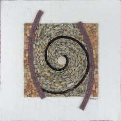Mosaik auf Leinwand mit Marmor, Kieselsteinen und Smalten. Eine Spirale hält in der Mitte einen Stein,rechts und links quert ein nach außen gewölbter Bogen von oben nach unten das Motiv