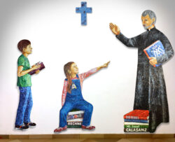 Personengruppe (Mönch und zwei Kinder), Mosaik aus flachem Buntglas