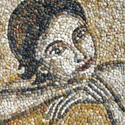 Mosaik aus Kieselsteinen, auf verschränkten Händen liegender Frauenkopf
