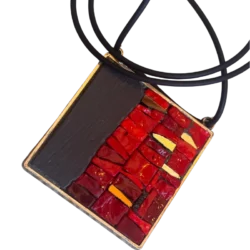 Mosaik aus Schiefer, Smalti und Smalti mit Blattgold | Basis: Metalllegierung, mit Kautschukband | Größe: 7 x 7 cm