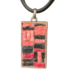 Mosaik aus Smalti und Stein | Basis: Metalllegierung, mit Kautschukband | Größe: ca. 2,5 x 5 cm
